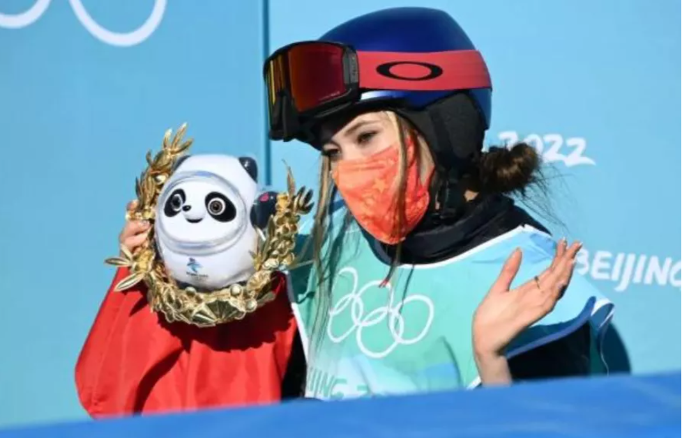 谷爱凌夺金创历史 | 转播“特种兵”展现雪上转播技能，中国自研自由视角登陆冬奥舞台