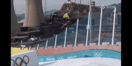 谷爱凌夺金创历史 | 转播“特种兵”展现雪上转播技能，中国自研自由视角登陆冬奥舞台