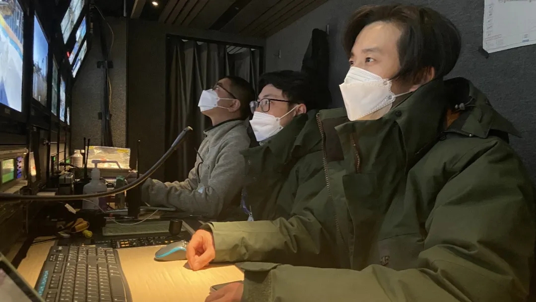 谷爱凌夺金创历史 | 转播“特种兵”展现雪上转播技能，中国自研自由视角登陆冬奥舞台