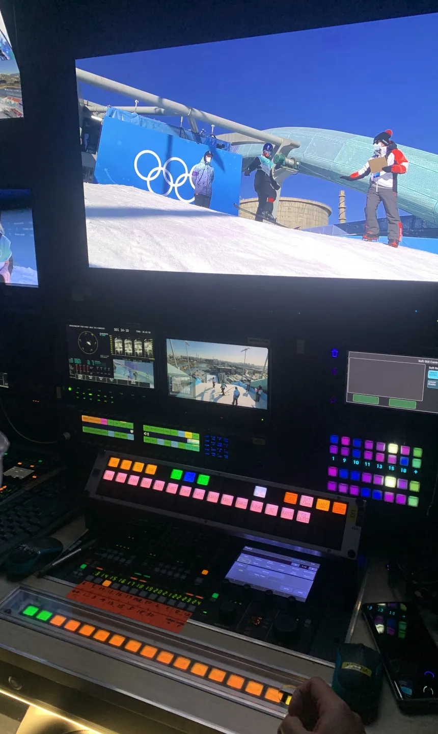 谷爱凌夺金创历史 | 转播“特种兵”展现雪上转播技能，中国自研自由视角登陆冬奥舞台