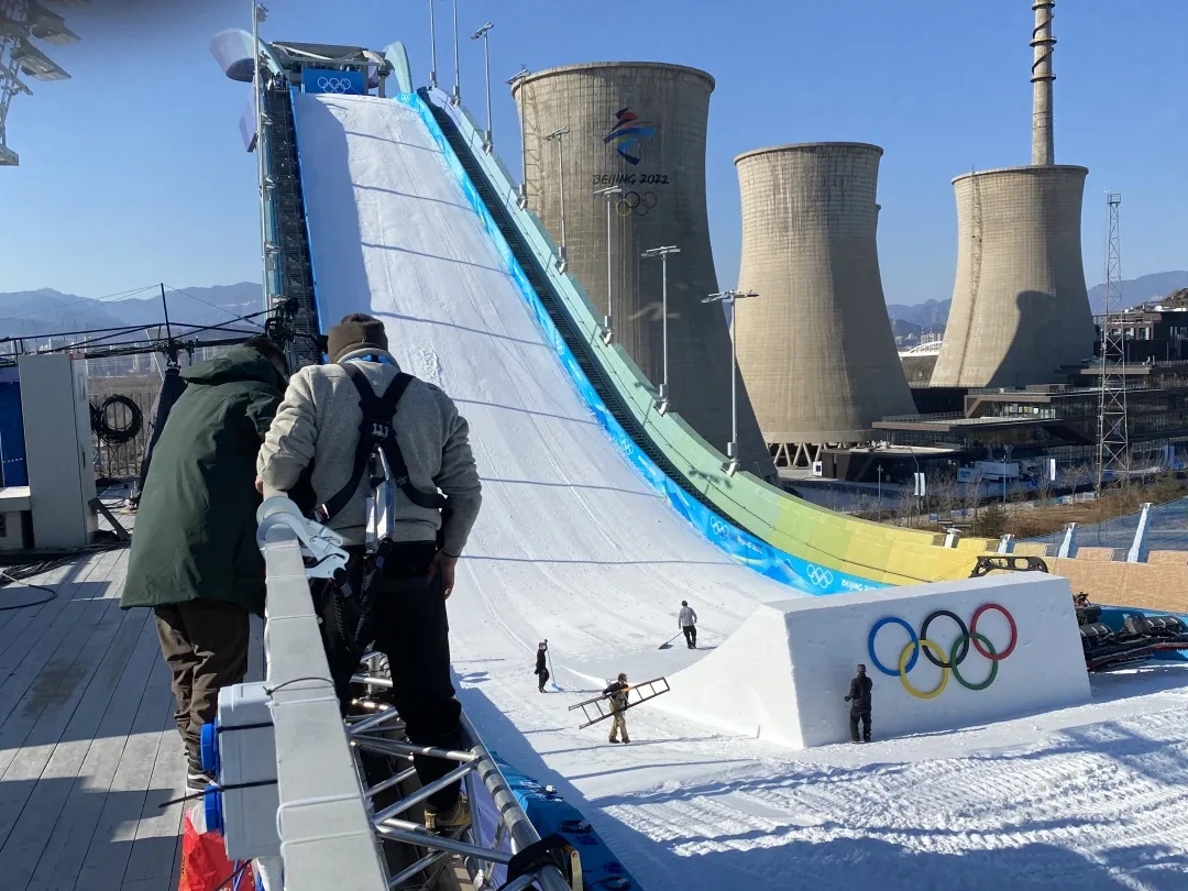 谷爱凌夺金创历史 | 转播“特种兵”展现雪上转播技能，中国自研自由视角登陆冬奥舞台